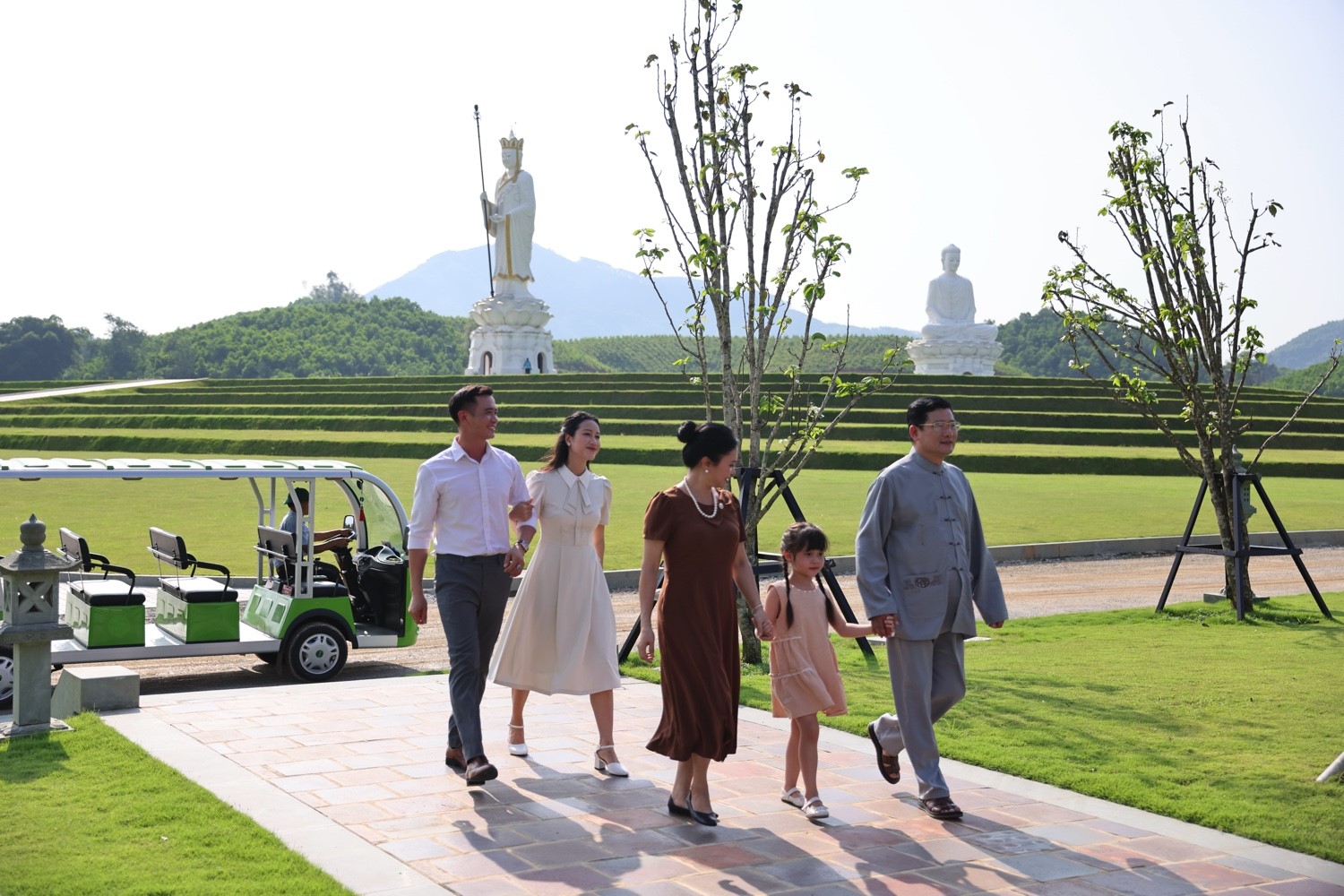 Khách hàng đi tham quan Dự án Công viên Nghĩa trang Thiên Đường